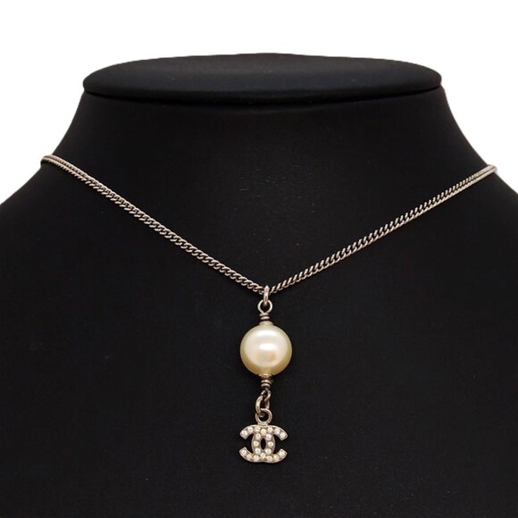 CHANEL Pearl Logo Necklace - Picture 5 of 7